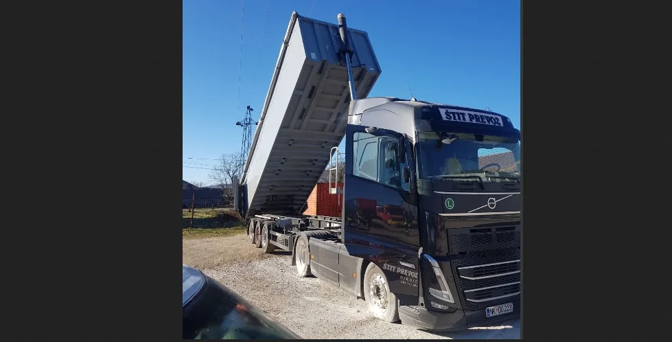 Nikšićanin stradao od strujnog udara, podigao kipu i dotakao dalekovod