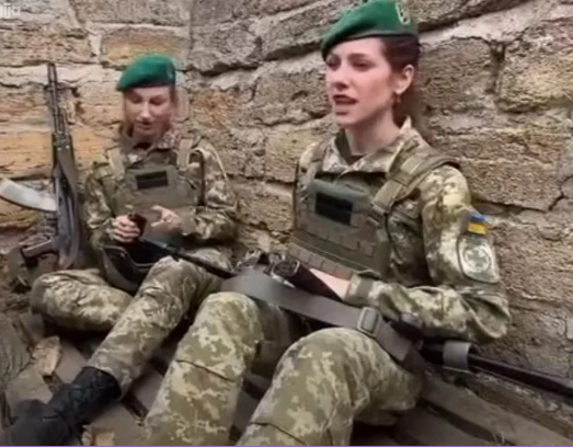 Ukrajinke u rovu pjevaju Bela ćao