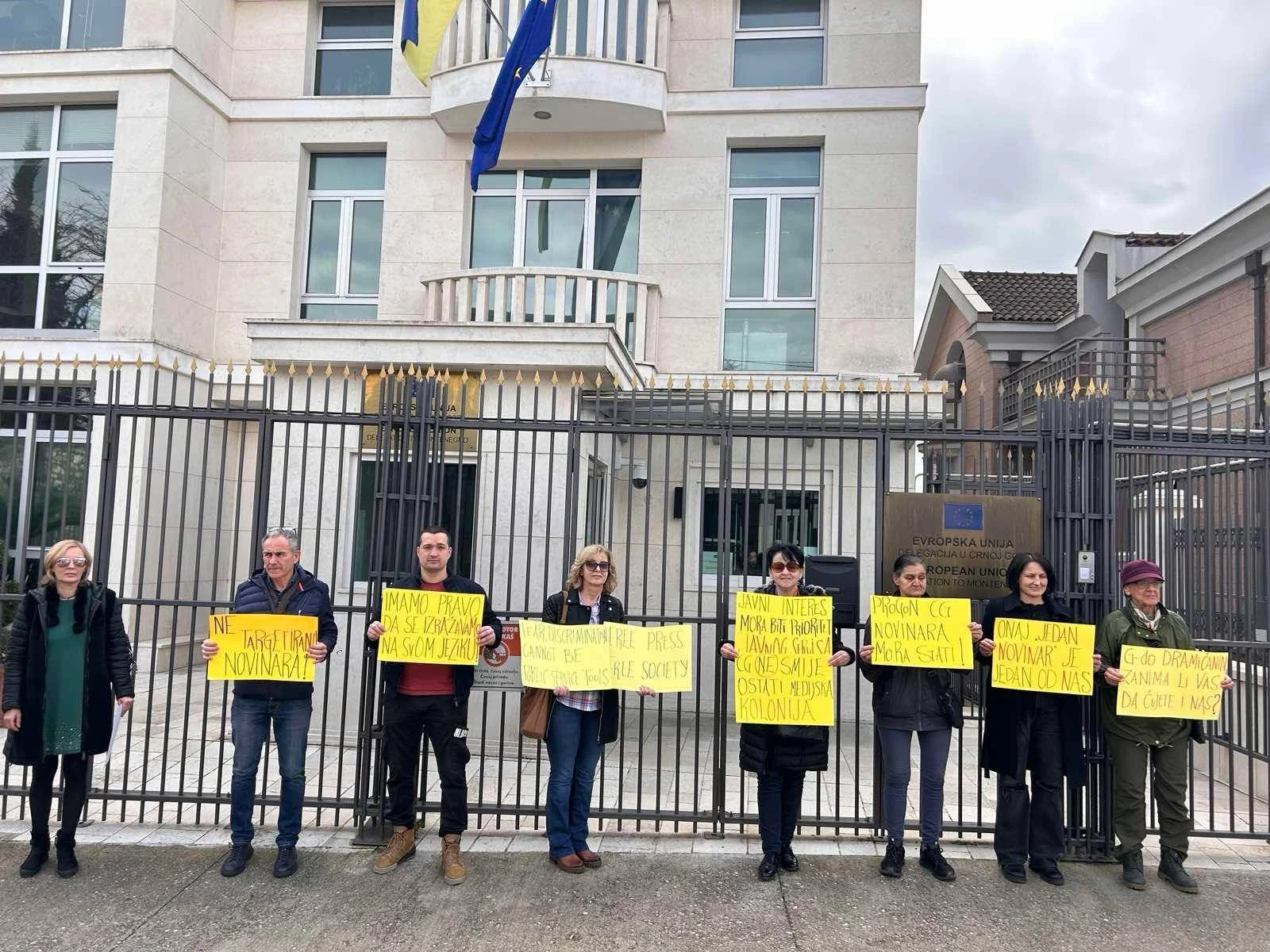 Grupa građana pisala Popi: Iznenađeni smo nereagovanjem na sve grublje slučajeve diskriminacije novinara u Javnom servisu