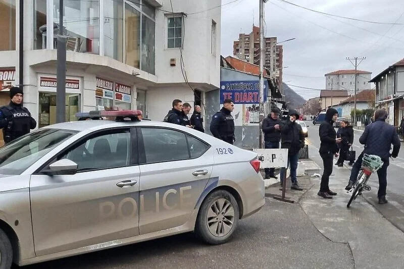 Okupljanje Srba u Zubinom Potoku: Građani protestuju zbog hapšenja sugrađanina