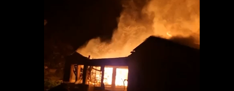 ( VIDEO) Požar u Sutomoru: Izgoreo objekat napuštenog odmarališta