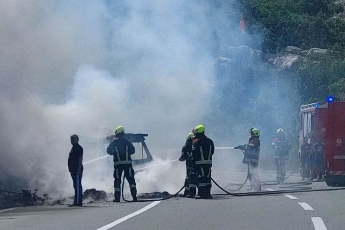 Zapalio se kamper na putnom pravcu Podgorica &#8211; Cetinje: Obustavljen saobraćaj