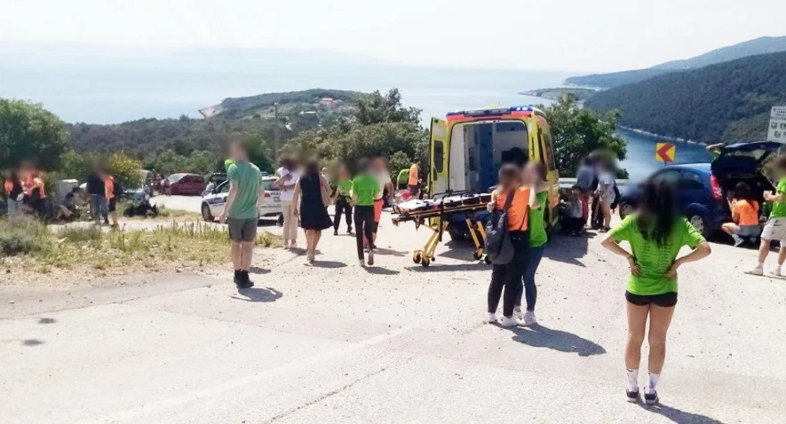 U Hrvatskoj se prevrnula prikolica vezana za traktor puna maturanata, 30 povrijeđenih