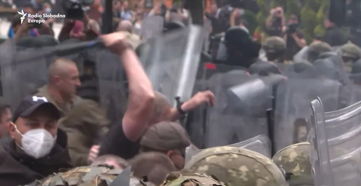 Pogledajte šta se dešavalo u Zvečanu: Sukob KFOR-a i građana (VIDEO)