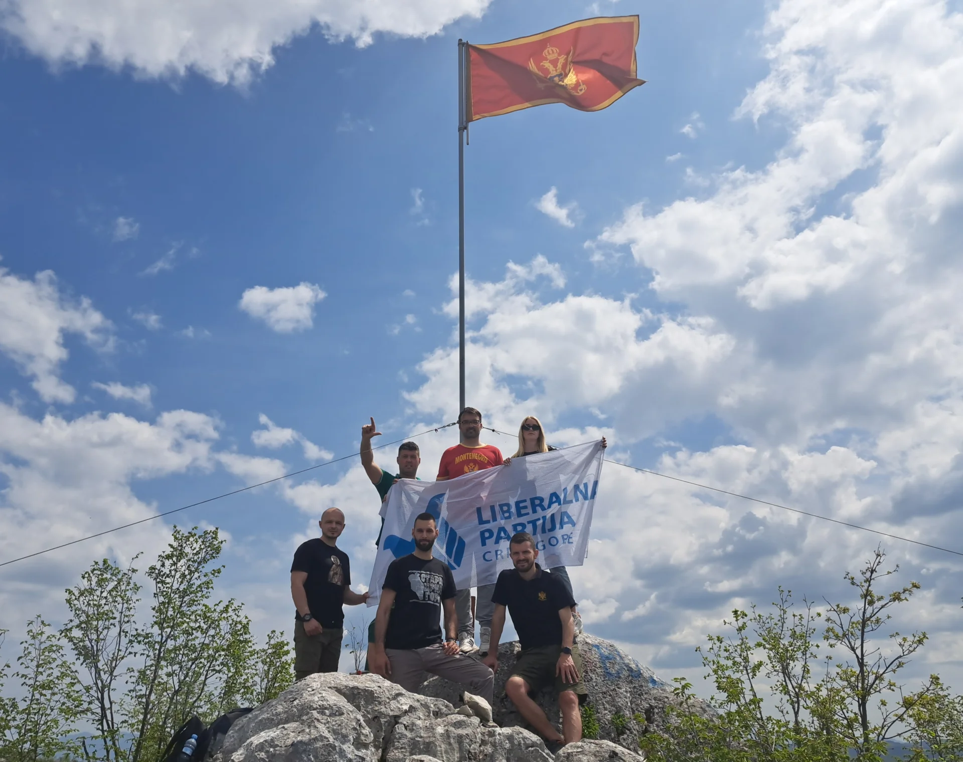 Mladi LP i kandidati za poslanike obnovili crnogorski barjak na Budošu iznad Nikšića kao simbol slobodarske tradicije grada
