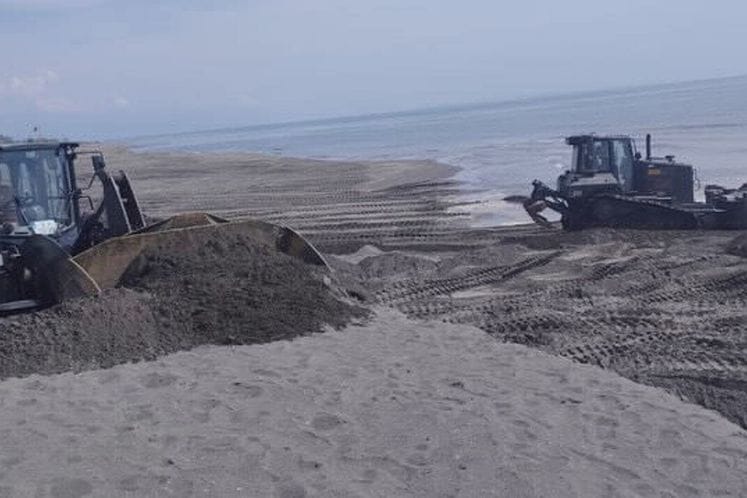Vojska Crne Gore podigla pješčani nasip na Adi Bojani