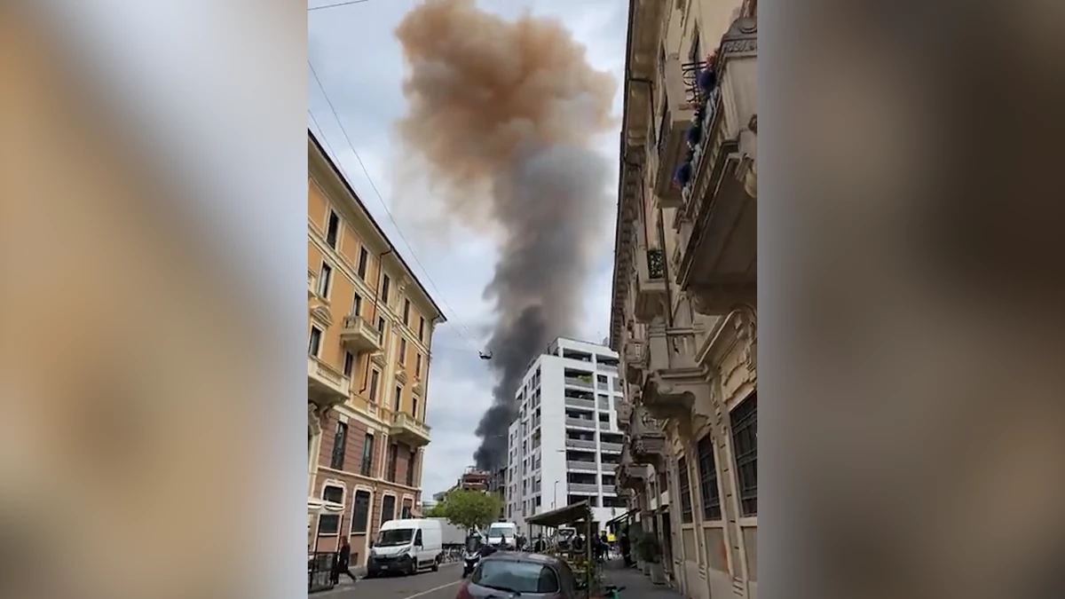Velika eksplozija u Milanu: Gore vozila u centru grada, širi se crni dim