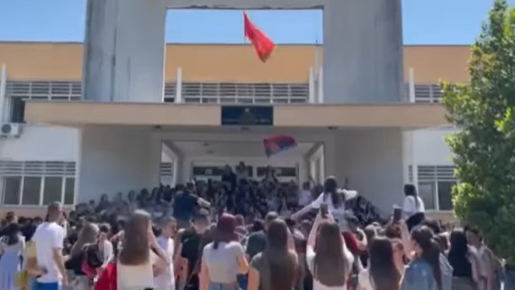 (VIDEO i FOTO) Budućnost Crne Gore slavi kraj srednje škole, sa tri prsta i srpskom zastavom