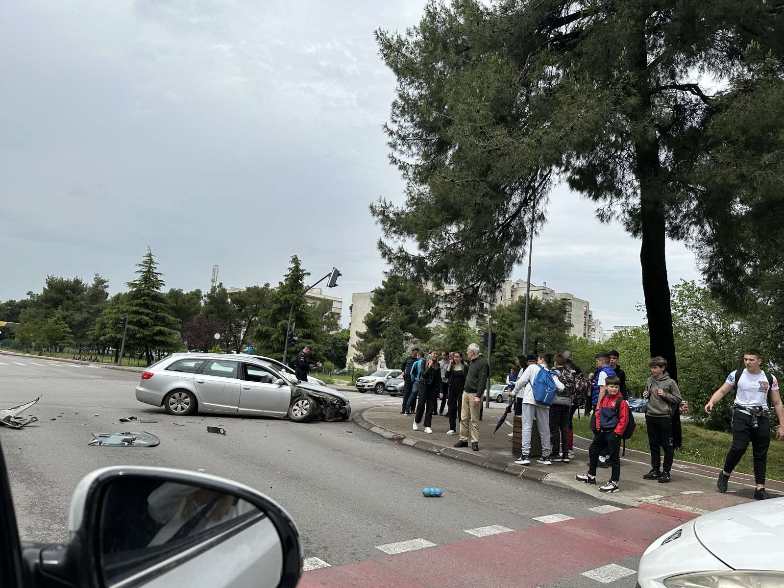 Dvije osobe povrijeđene u saobraćajnoj nezgodi u Podgorici, prebačene u Urgentni centar