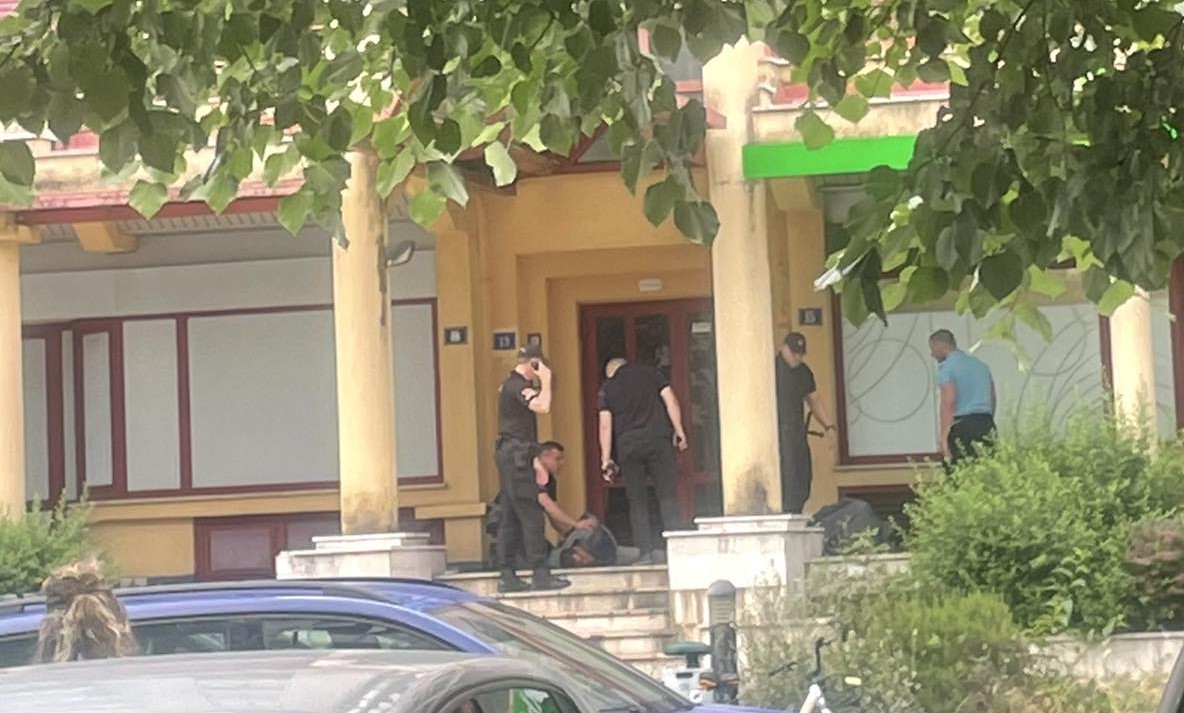Uhapšene dvije osobe: Pokušali da opljačkaju stan usred dana, pa napali policiju (FOTO)