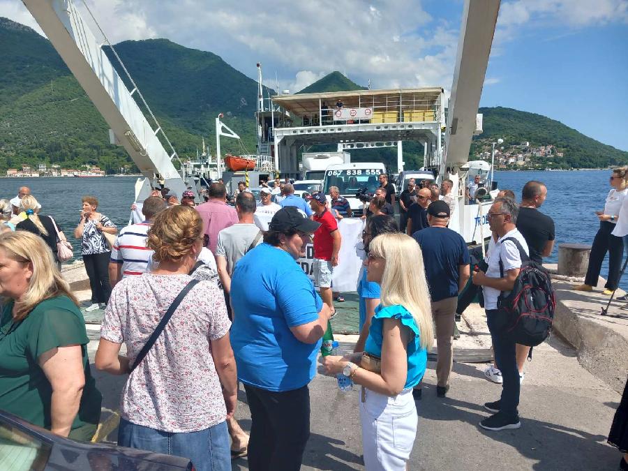 Dvosatna blokada trajekta, radnici Instituta ne odustaju od zahtjeva