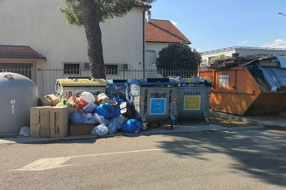 FOTO: Reciklažno dvorište u Tološima zatrpano smećem