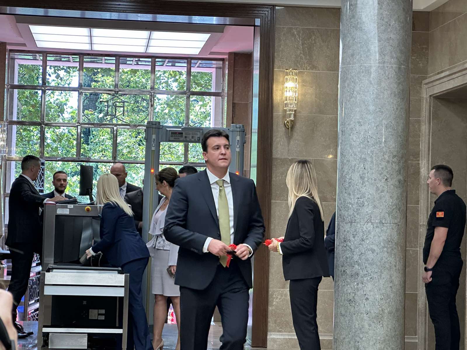 STIŽE LI MILOVIĆU “CRVENI KARTON” I U VLADI? U PES-u kažu da će odlučiti Spajić, URA najavila interpelaciju