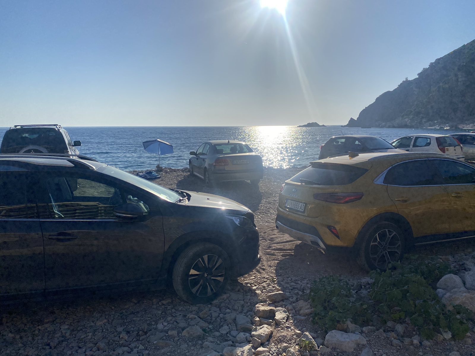 “EKSKLUZIVA” NA PLAŽI U PERAZIĆA DOLU: Ljetujte u CG sa automobilom na pjeni od mora (VIDEO)