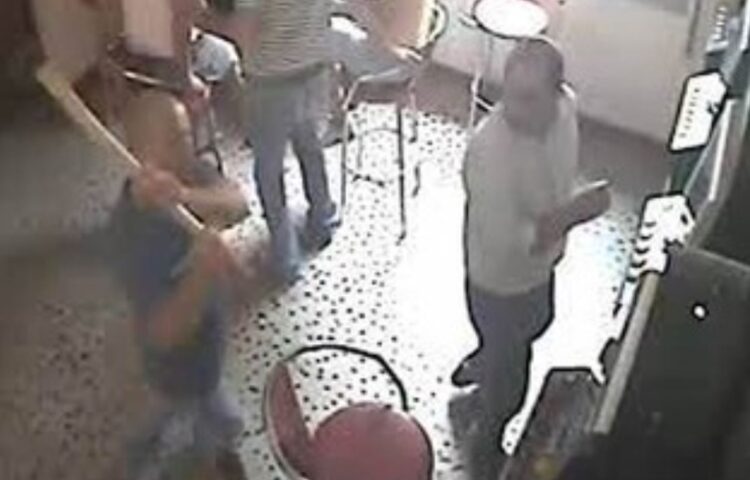 Izgubio pare na kocki pa sjekirom lupao aparate po kladionici(VIDEO)