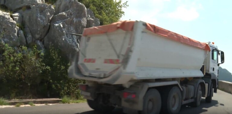 Autobusi i kamioni na putu Njeguši – Kotor uprkos zabrani