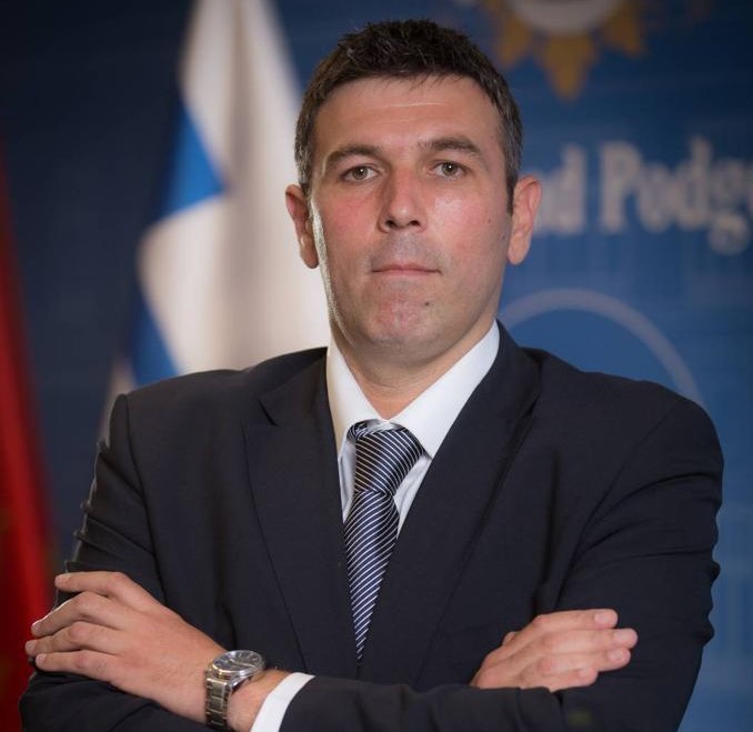 BEZ KONKURSA: Muž šefice kabineta ministra Adžića zapošljen u policiji i imenovan za Glavnog policijskog savjetnika