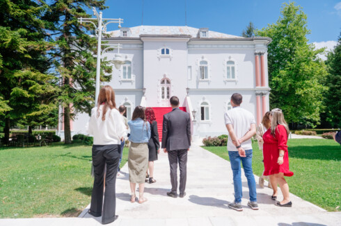 Milatović sa novinarima u obilasku Plavog dvorca