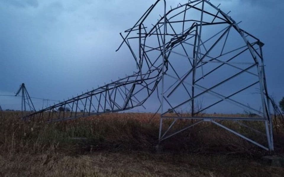 Srbija: Snažna oluja uništila stubove dalekovoda, bez struje oko 11.000 potrošača na teritoriji Šida