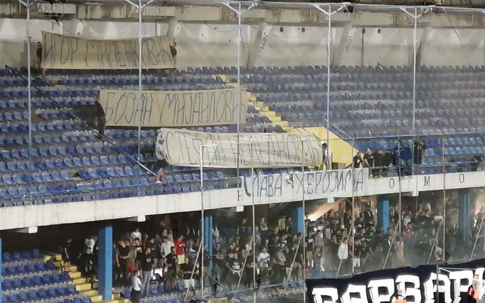 “Herojima slava”: Varvari transparentom odali poštu ubijenim Srbima na Kosovu, delegat nije prekinuo utakmicu