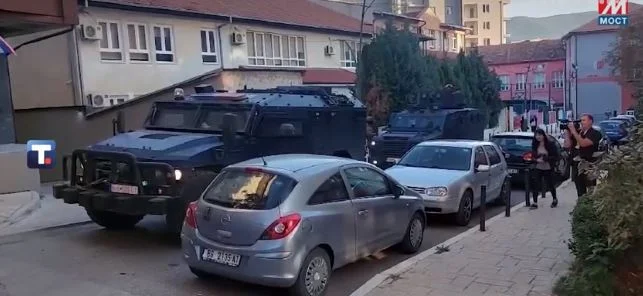 Snimak pretresa u Kosovskoj Mitrovici: Iz zgrade u kojoj je živio Milan Radoičić zaplijenjena dva merceseda sa BG tablicama
