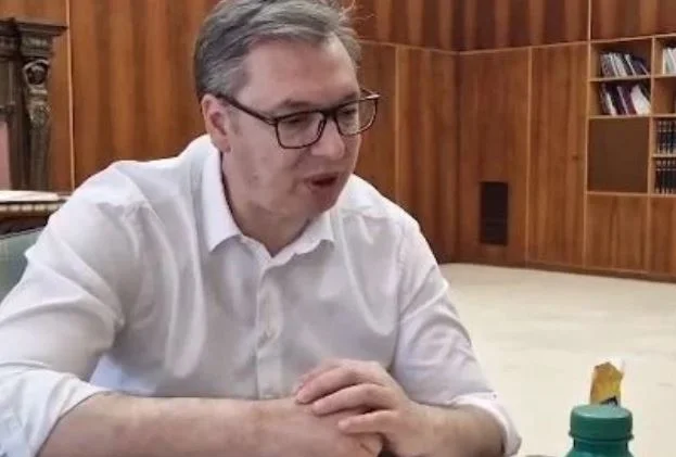 Vučić ispunio obećanje i doručkovao parizer: Srećan sam&#8230;