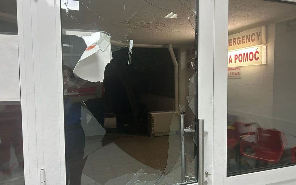 Pacijent nasrnuo na medicinsko osoblje, oštetio službeno vozilo i polomio inventar HMP Budva