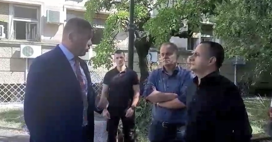 (VIDEO) Oštar sukob ministra Adžića sa dijelom Nezavisnog sindikata policije na protestu: &#8220;Fukaro, sram te bilo&#8221;