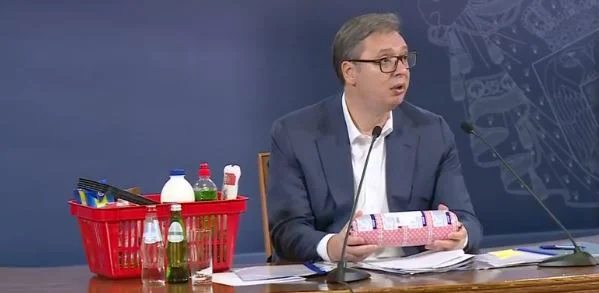 Vučić na konferenciju za medije donio korpu sa artiklima i predstavljao &#8220;ogromna pojeftinjenja&#8221;