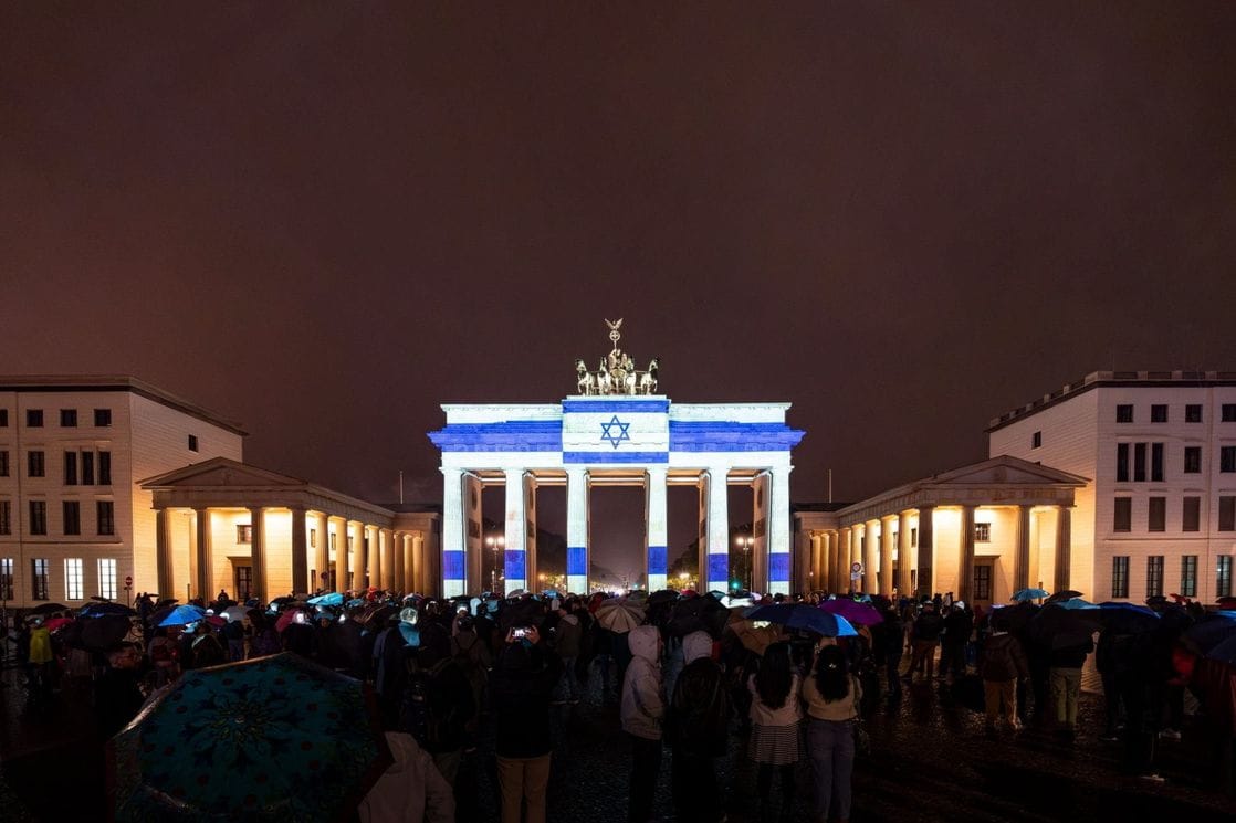 Brandenburška kapija u bojama izraelske zastave