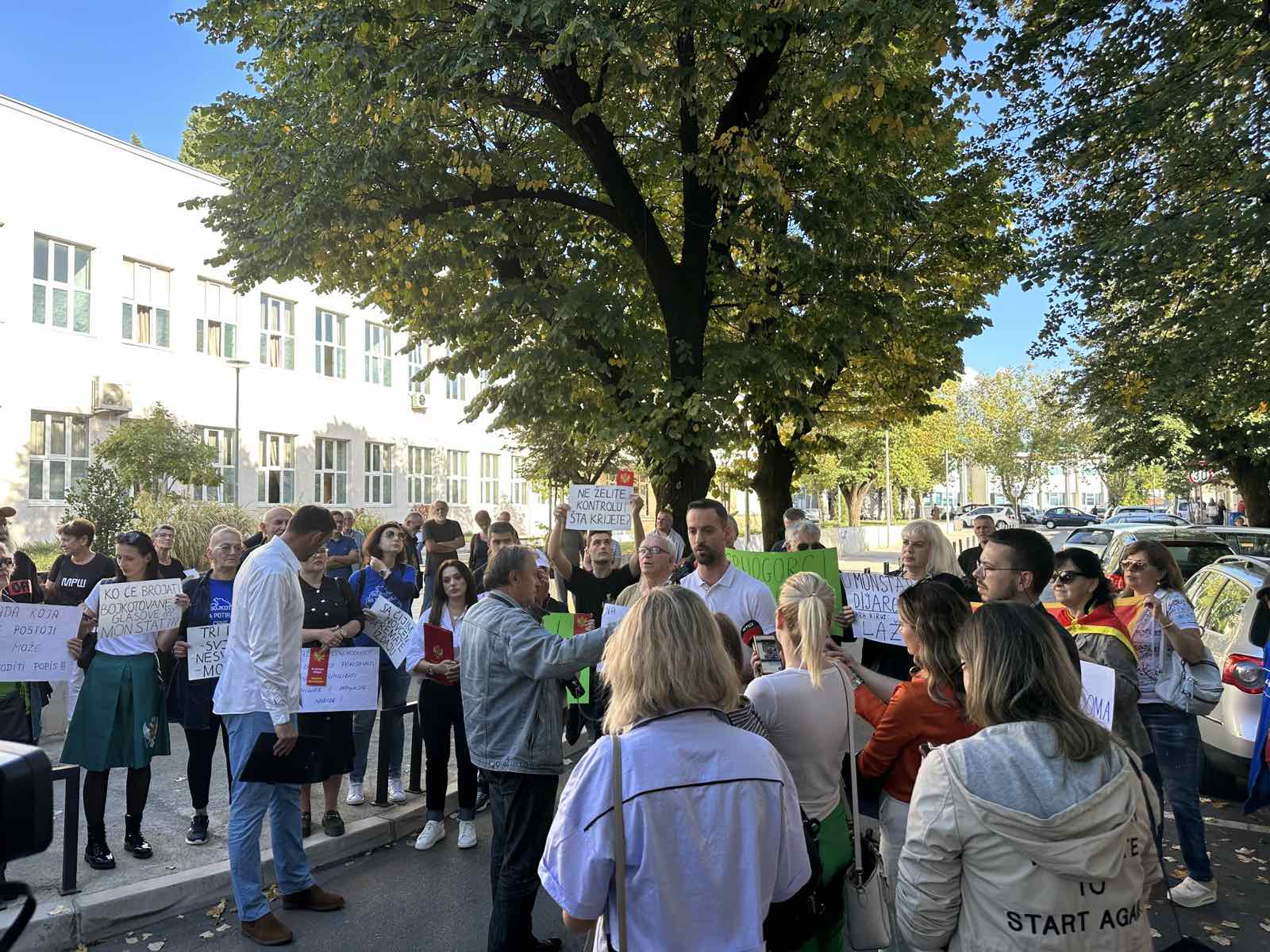FOTO/VIDEO Protest ispred Monstata; Marković: Nećemo dozvoliti da nas popisuje Vučićev sluga