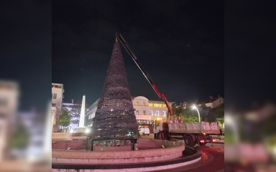 Sjutra kićenje jelke na Trgu nezavisnosti, novogodišnji bazar od 1. decembra