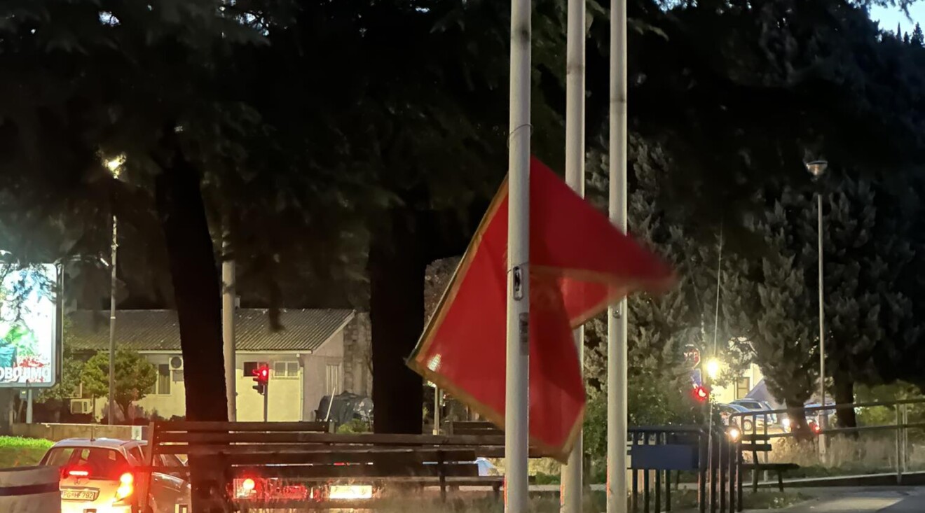 Pala zastava Crne Gore ispred Doma zdravlja na Pobrežju