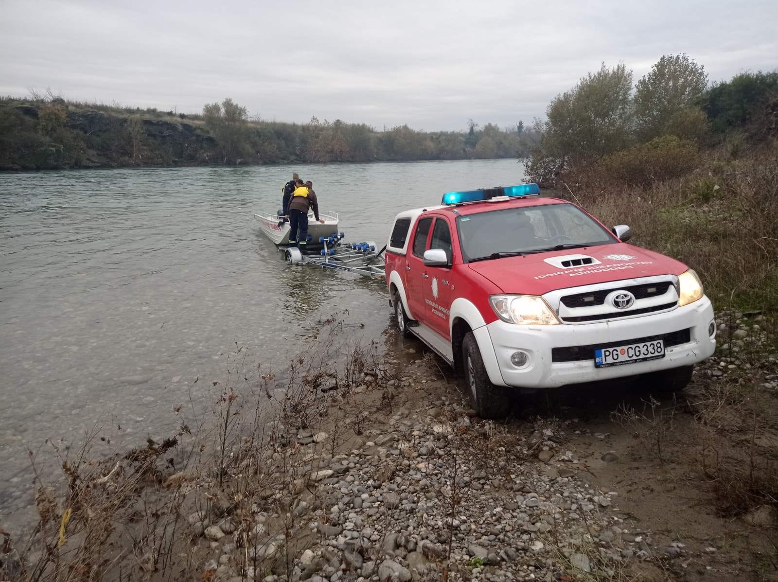 Automobil stranih tablica završio u Morači, ispituju kako je došlo do slijetanja