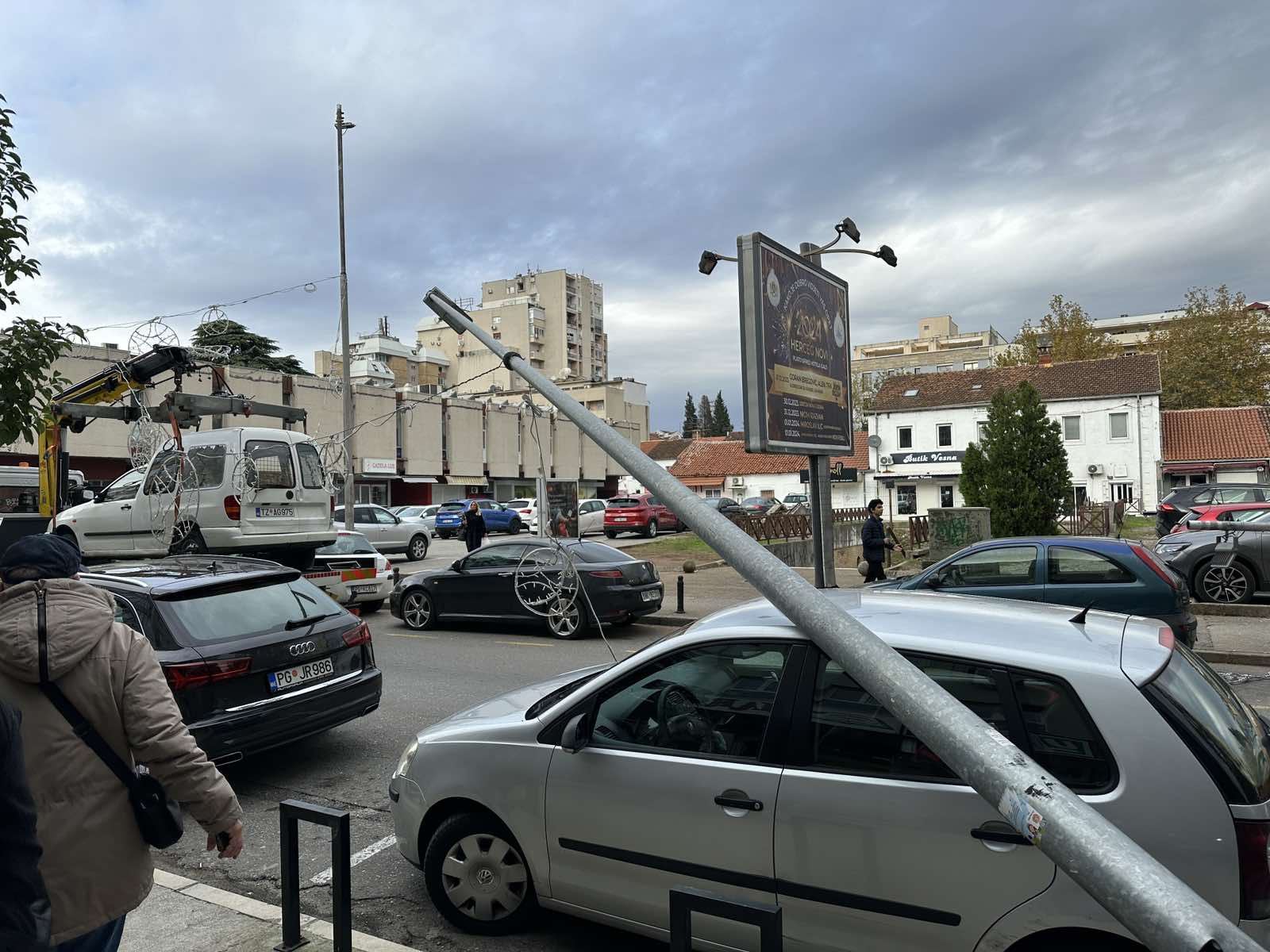 Podgorica: Pauk oborio banderu i novogodišnju dekoraciju na parkirana vozila FOTO/VIDEO