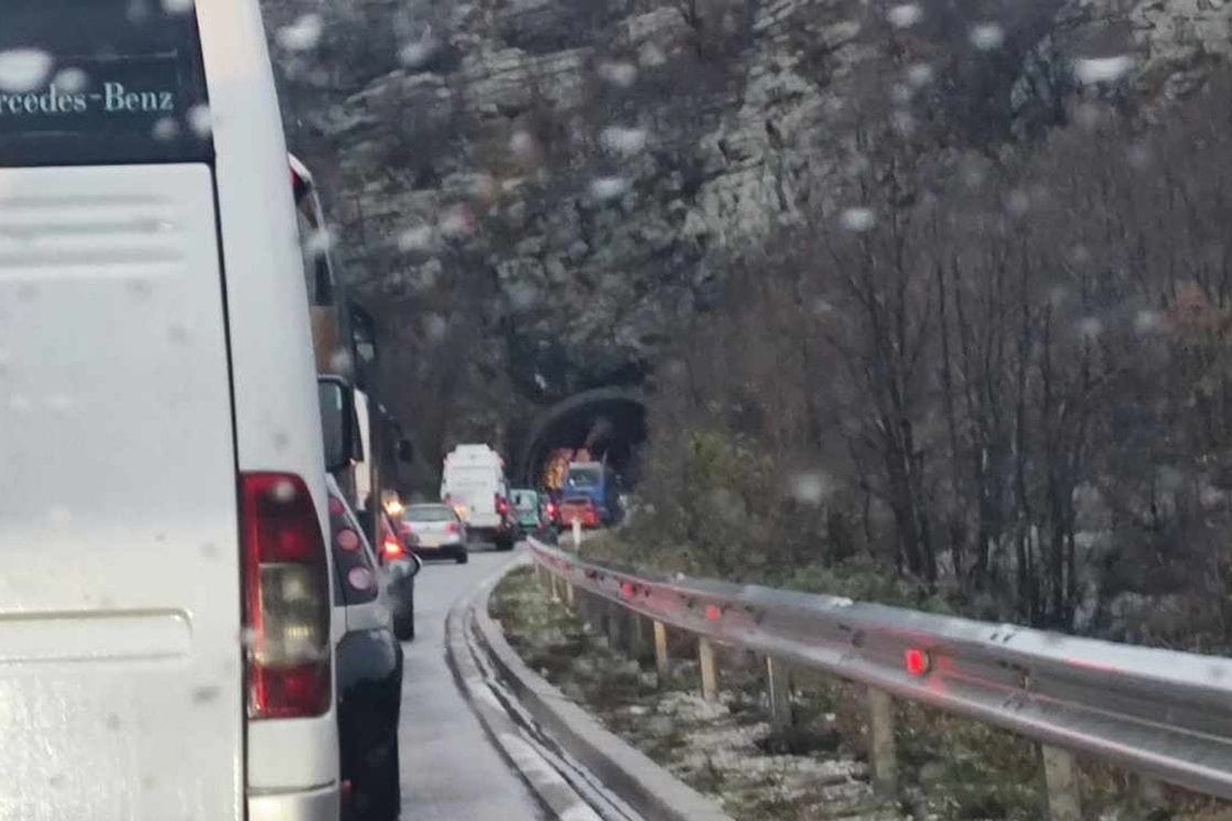 Na Bogetićima se sudarili autobus i putničko vozilo
