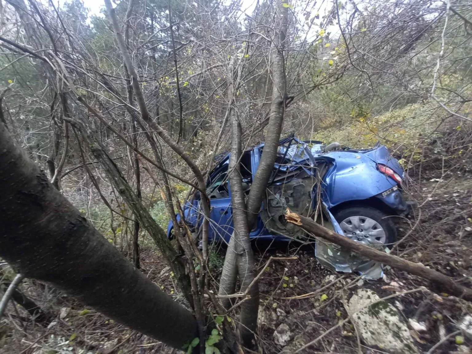 Cetinjanin sletio sa puta u provaliju, prošao sa lakšim povredama
