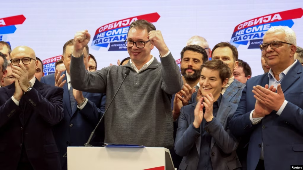 VRIJEĐANJE INTELIGENCIJE: Mandić sa kravatom predsjednik Skupštine, bez nje lider NOVE i prijatelj
