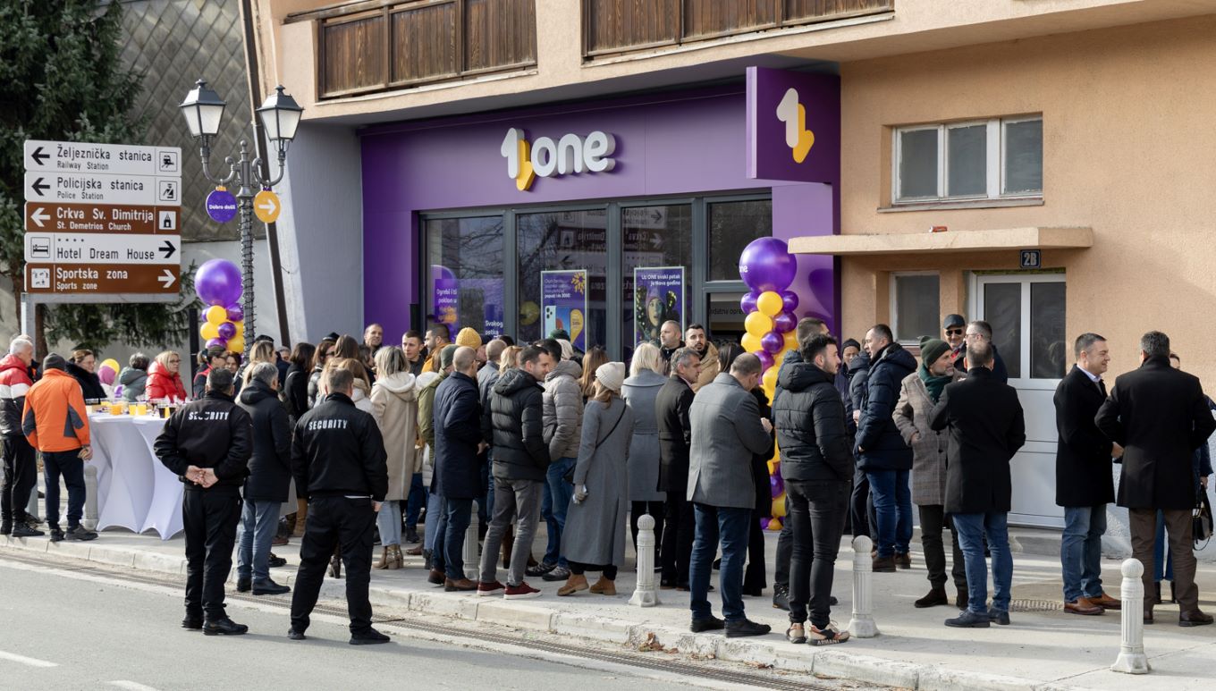 Zima i skijanje obojene ljubičasto-žutom jer je One od sada u Kolašinu