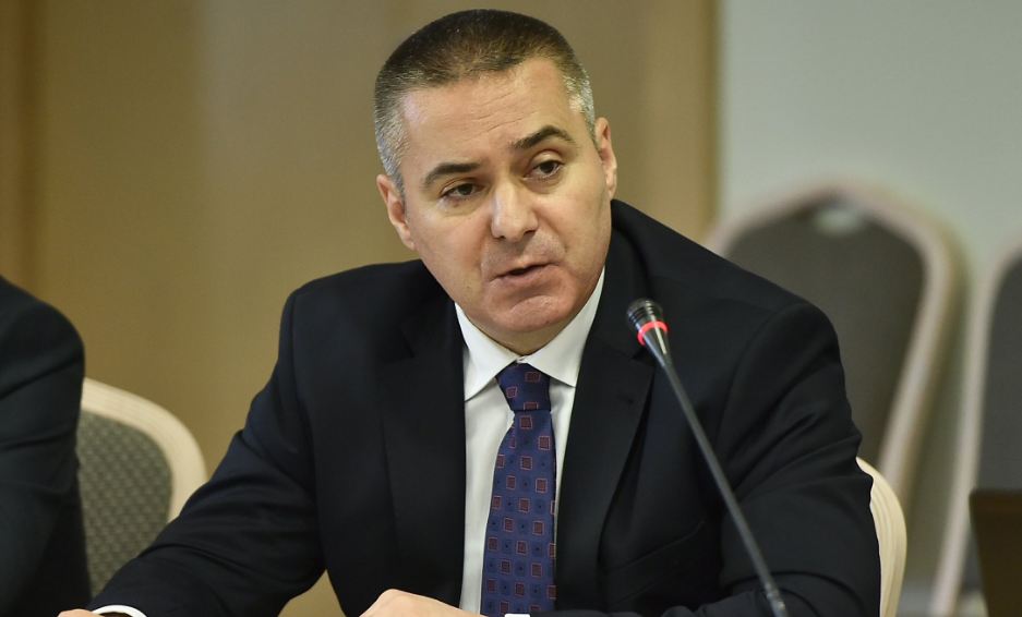 POSEBAN TRETMAN ZA VELJOVIĆA: Vezivanje lisicama za bolnički krevet i uskraćeno pravo na kretanje sa povredama na rukama je za UIKS u &#8220;skladu sa Pravilnikom i Zakonom&#8221;!