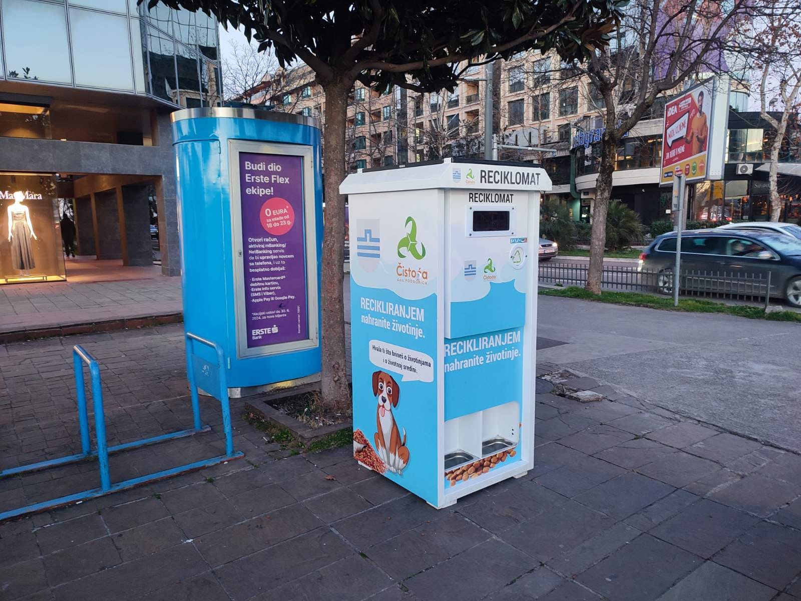 Reciklomati na pet lokacija u Podgorici izbacuju hranu za životinje