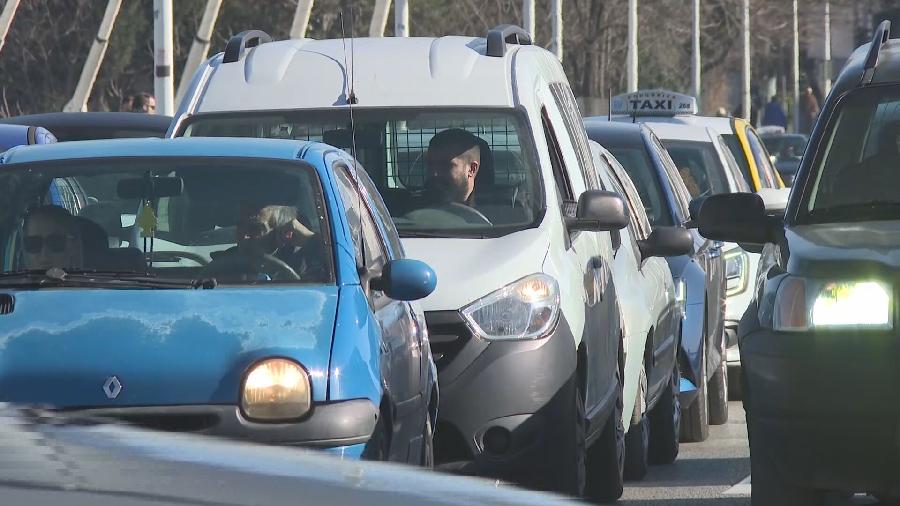 Saobraćaj haotičan: Vozači nervozni, parkiraju se gdje stignu