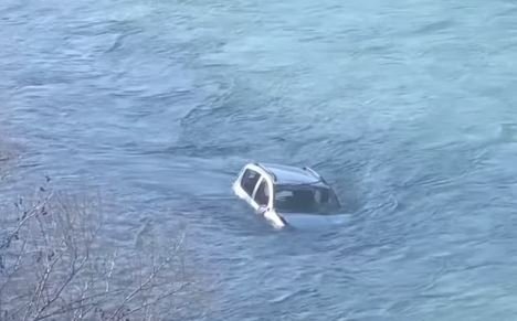 Automobil sletio u Moraču, vozač uspio da se izvuče i popne do magistrale