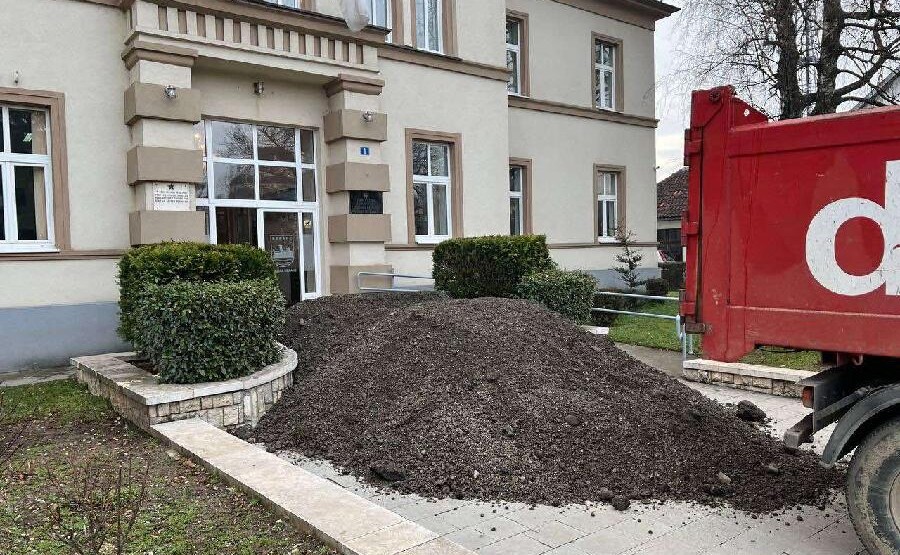 Dvije prekršajne prijave zbog istovaranja zemlje ispred Opštine Berane