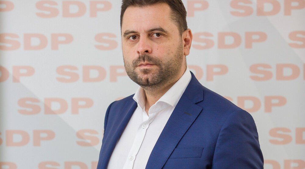 VUJOVIĆ ZA STANDARD: Vlast je na aparatima i funkcioniše po principu ko će koga prevariti &#8211; Spajić nema dovoljno kapaciteta da se odupre srpskom svetu