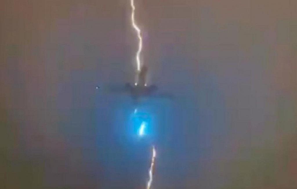 (VIDEO) Grom udario u avion sa 400 putnika
