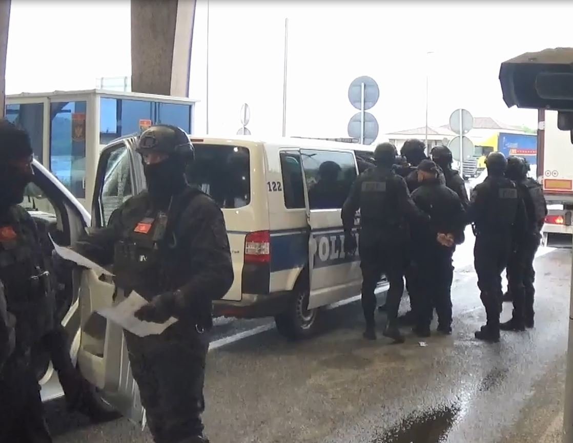 Pogledajte kako su uhapšeni policajci osumnjičeni za primanje mita na GP Božaj