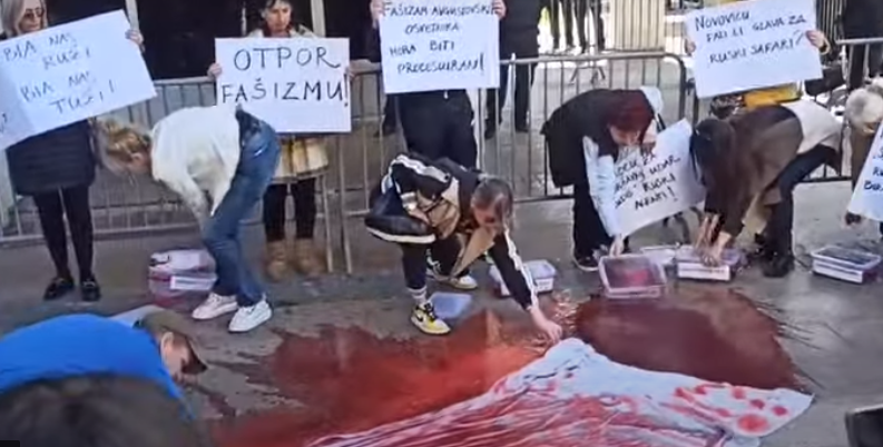 (FOTO/VIDEO) Performans građana ispred SDT-a, traže da se Katnić brani sa slobode: &#8220;Prosuli crnogorsku krv&#8221; preko panoa sa natpisom &#8221;Jeste li još  žedni&#8221;