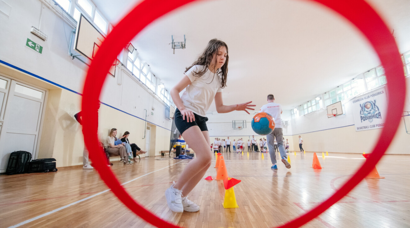 Donirana sportska oprema podgoričkoj Osnovnoj školi ”Maksim Gorki:  Olimpijska mreža i nastavnici fizičkog vaspitanja zajedno u misiji ”JEDAN mijenja svijet”