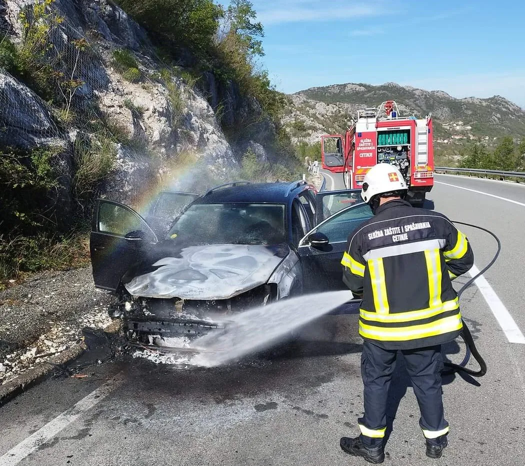 Gorjelo auto na putu Cetinje Podgorica, nema povrijeđenih